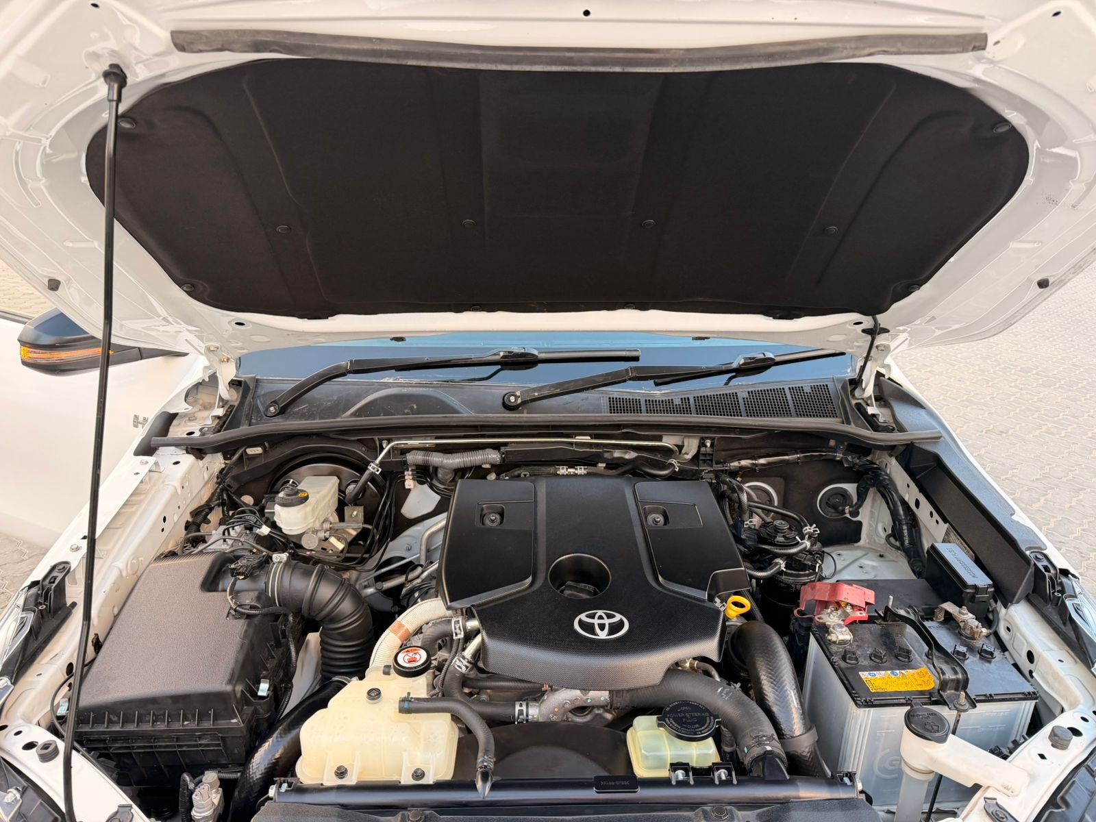 Toyota Hilux SR5 2018 White image